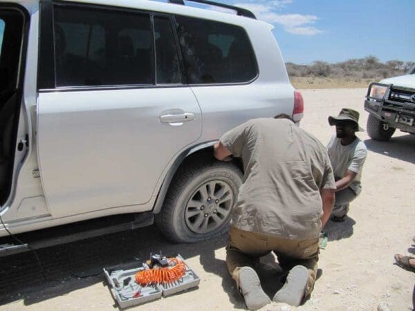 Reparatur einer Reifenpanne - Dusty Trails Safaris Namibia & Dusty Car Hire Namibia
