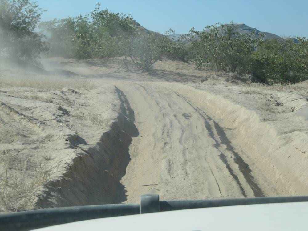 Tiefsand 4x4 Fahren auf einer Sandstraße - Dusty Trails Safaris Namibia & Dusty Car Hire Namibia