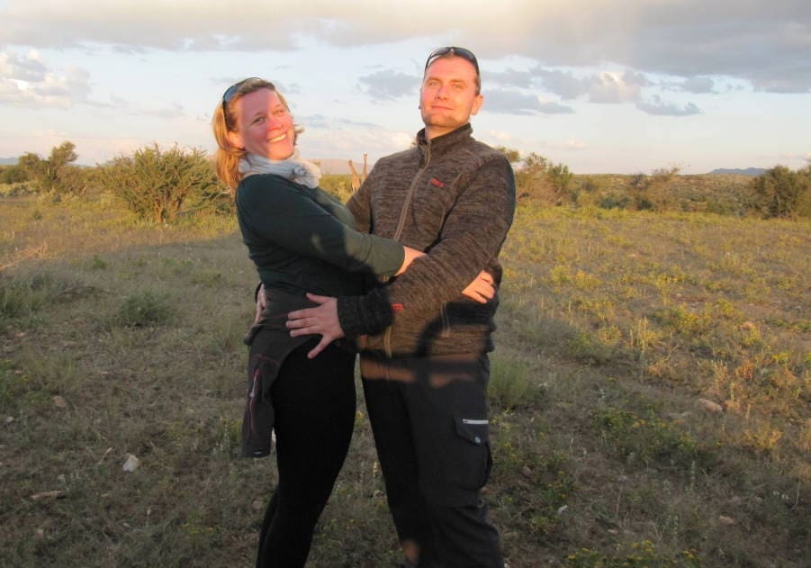 Sunna und Martin vor zwei Giraffen.
Bereit für die Flitterwochensafari nach Namibia!