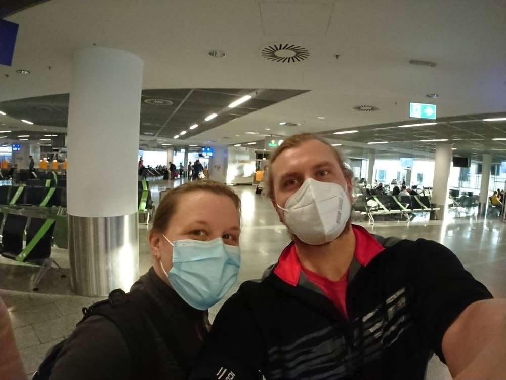 Sunna und Martin von Dusty Trails Safaris auf dem Frankfurter Flughafen - bereit zum Fliegen während COVID