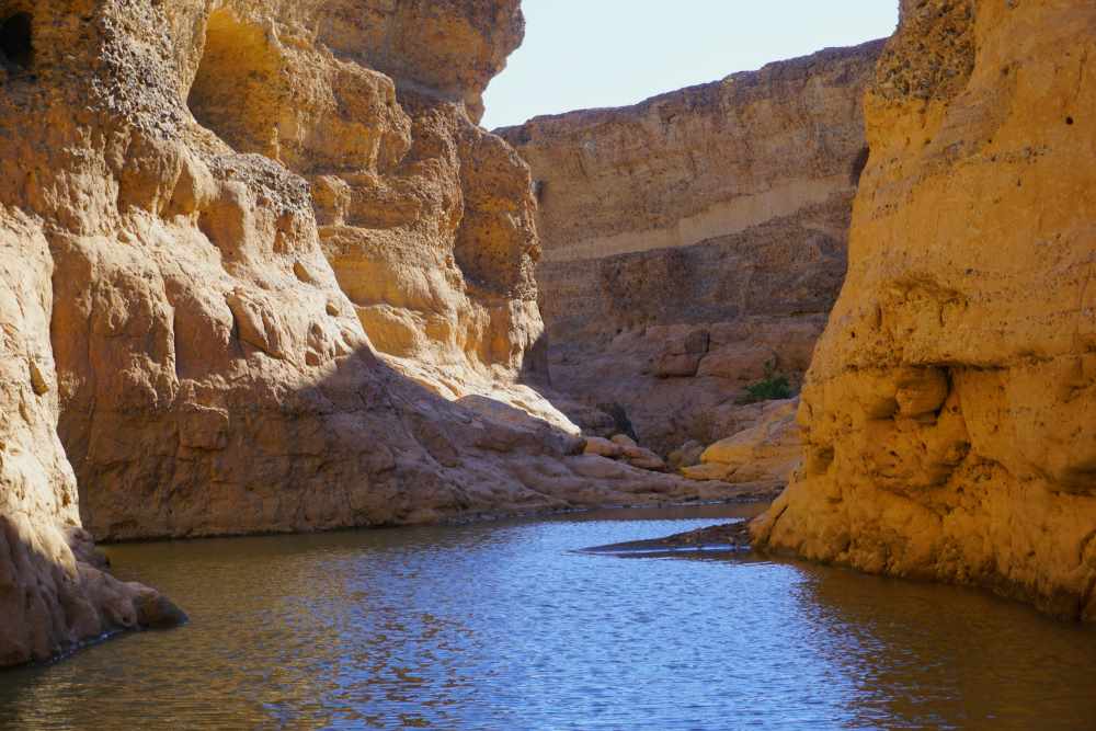 Sesriem Canyon im April 2021 - nach einer guten Regenzeit immer noch mit Wasser gefüllt