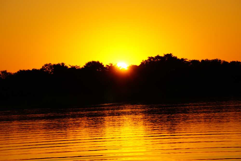Sonnenuntergang am Okavango-Fluss in der Nähe der Mahangu Safari Lodge